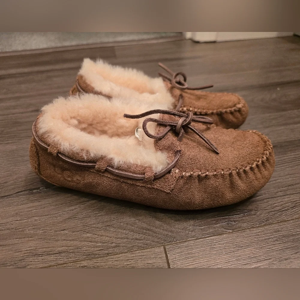 UGG Kids Dakota Moccasin Slipper Chestnut Size 1 Unisex Cozy Comfy Cute